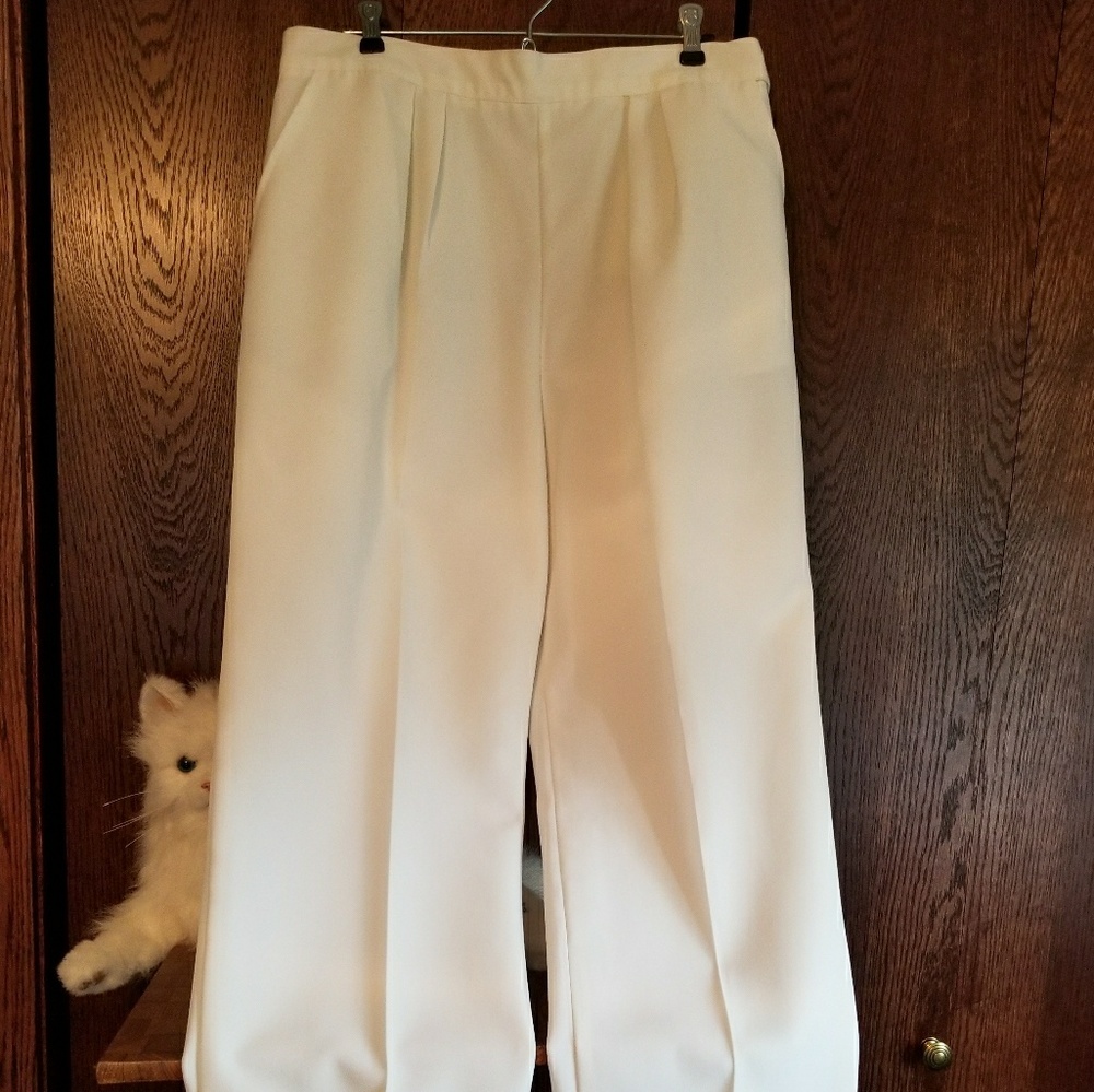Item Eyes pleated white dress pants